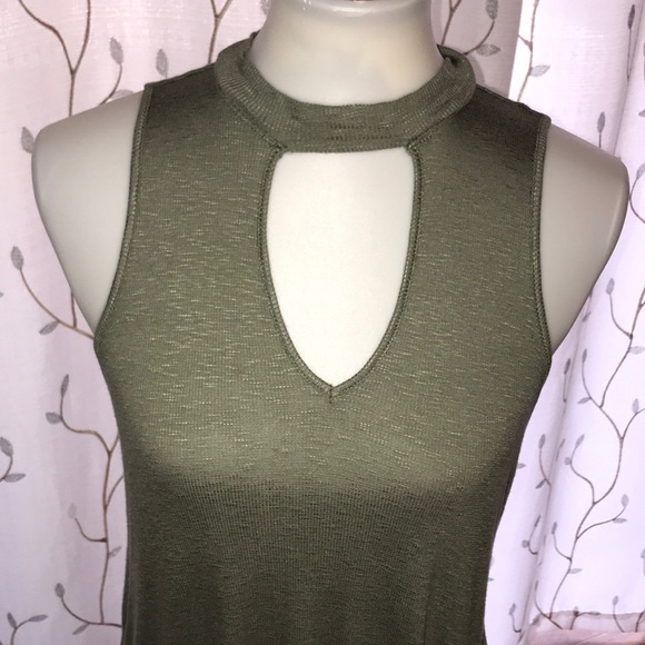 ⭐️Flowy tank top with key hole opening NWT⭐️ - Picture 2 of 9
